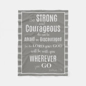 Wees sterk en moedig (Joshua) Grijs/Wit Fleece Deken (Voorkant)