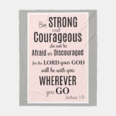 Wees sterk en moedig (Joshua) Roze/Grijs Fleece Deken (Voorkant)