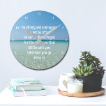 Wees sterk en moedig mooi Christelijk strand Ronde Klok<br><div class="desc">Krijg kracht en aanmoediging met deze inspirerend Christelijke offerte strandhuis wandklok. Wees sterk en moedig. Wees niet bang. Laat u niet ontmoedigen. Want de HEERE,  uw God,  zal met u zijn,  waar gij ook heengaat. Een prachtig motivatie Bijbelvers Jozua 1:9 geschreven over een vredige foto van de oceaan.</div>
