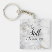 "Wees stil en ken" Bijbel Verse White Gold Marble Sleutelhanger (Voorkant)