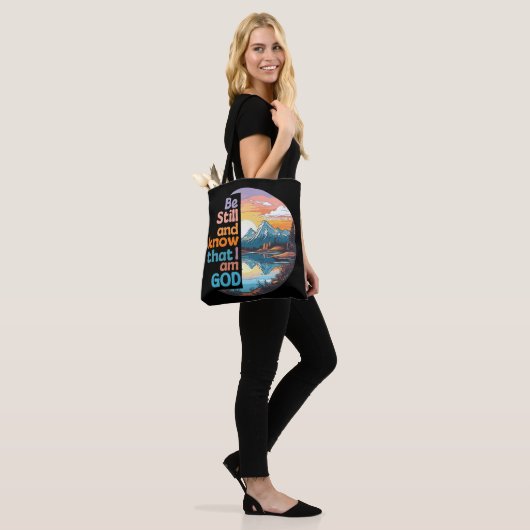 Wees stil en weet dat ik God Bijbelse Verse ben Tote Bag (Op model)