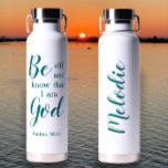 Wees stil en weet het | Gepersonaliseerd Aangepast Waterfles<br><div class="desc">Voeg een naam toe om deze stalen waterfles aan te passen voor een prachtig uniek cadeau voor de Christelijke vrouw. Personaliseer het chique, moderne blauwgroen script op een witte fles door een naam op de achterkant toe te voegen. Pas dit Bijbelse geschrift geschenk aan met uw eigen tekst indien gewenst....</div>
