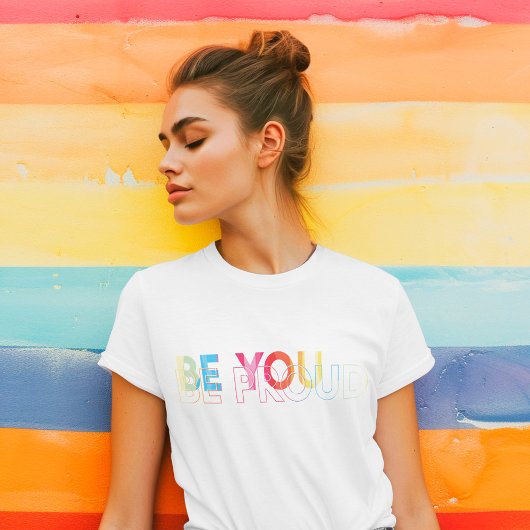 Wees trots op je LGBTQ Rainbow Heart Monogram Tri-Blend Shirt