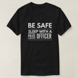 Wees veilig, slaap met een politieagent t-shirt