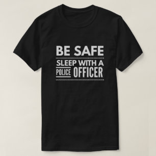 Wees veilig, slaap met een politieagent t-shirt