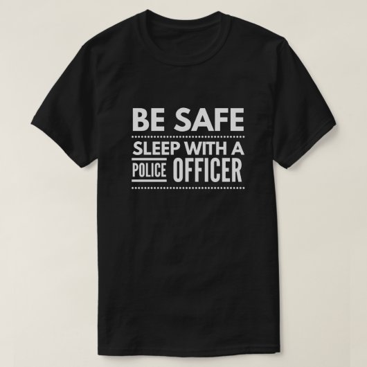 Wees veilig, slaap met een politieagent t-shirt (Design voorkant)