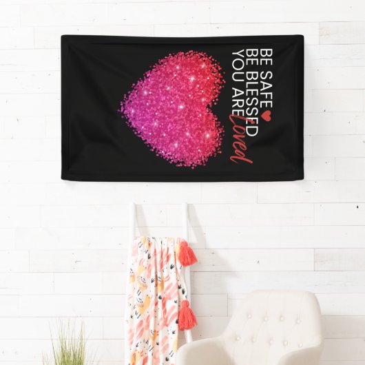 Wees veilig, wees gezegend, je bent geliefd®-merk spandoek (Insitu)