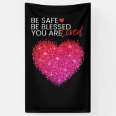 Wees veilig, wees gezegend, je bent geliefd®-merk spandoek (Verticaal)