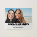 Wees verrast - Grappige bruidsmeisje voorstel foto Legpuzzel<br><div class="desc">Twee vrienden foto grappige bruidsmeisje of meid van eer voorstel puzzel "NU VERRAST HANDELEN ALSOF JE GEEN IDEE HAD DAT DIT ZOU KOMEN. Word jij mijn bruidsmeisje?"</div>