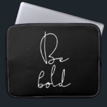 Wees vet wit lettertype laptop sleeve<br><div class="desc">Wees moedig: wees niet bang om moedig en moedig,  eenvoudig levensadvies te zijn voor dit minimalistische ontwerp.</div>