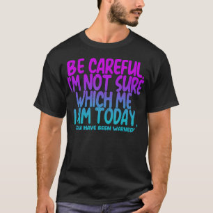 Wees voorzichtig, ik weet niet zeker wie ik ben t-shirt