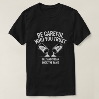 Wees Voorzichtig Met Wie Je Vertrouwt Funny Quote  T-shirt