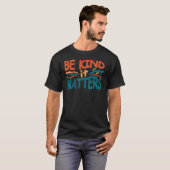 Wees vriendelijk dat het van belang is, het citaat t-shirt (Voorkant volledig)