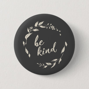 Wees Vriendelijk Inspirerend Citaat Bloemenkrans i Ronde Button 5,7 Cm