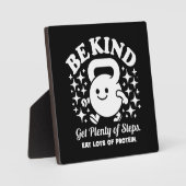 Wees vriendelijk, krijg stappen, eet eiwitten, gra fotoplaat (Voorkant)