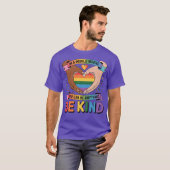 Wees vriendelijk LGBTQ Rainbow Heart Unity & Pride T-shirt (Voorkant volledig)