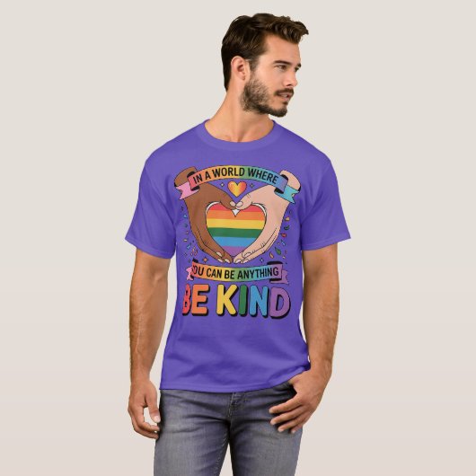 Wees vriendelijk LGBTQ Rainbow Heart Unity & Pride T-shirt (Voorkant volledig)