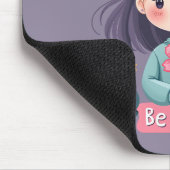 Wees vriendelijk Schattige meisje met bloemenposit Muismat (Hoek)