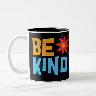 Wees vriendelijk T-shirt, vriendelijkheid Shirt, p Tweekleurige Koffiemok