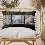 Wees vriendelijk Voeg je eigen foto's met zwarte k Kussen<br><div class="desc">Deze gepersonaliseerde zwarte en gouden vakantiekussen zijn klaar voor u om uw eigen favoriete foto's toe te voegen. Het ontwerp is versierd met de tekst "Wees vriendelijk" met gouden, handgemaakte sneeuwvlokken, die op een zeer kleine manier op uw foto's worden geplaatst. De kussen hebben een zwarte achtergrondkleur, die u kunt...</div>