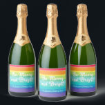 Wees vrolijk en helder Rainbow Custom Christmas Pa Sparkling Wijnetiket<br><div class="desc">Mooie regenboog kerstfeest champagne flesje label in  gewaagde kleuren die Be Merry and Bright leest. Vrolijke gay pride thema vakantie geschenken voor een LGBTQ familie.</div>