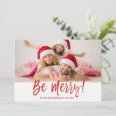 Wees vrolijk met de hand geletterde scriptfotokaar feestdagenkaart (Staand voorkant)