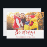 Wees vrolijk met de hand geletterde scriptfotokaar feestdagenkaart<br><div class="desc">Wees vrolijk Kerstmis Hand Lettered Script Photo Card. De foto en tekst van dit handgeschreven penseelscript kunnen worden bijgewerkt en aangepast met uw foto- en familienaam. Deze kaart toont ook de familienaam en een gouden folie krans op de achterkant van de kerst Kaart.</div>