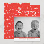 Wees vrolijke typografie in rode en witte sneeuwvl feestdagenkaart (Voorkant / Achterkant)