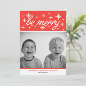 Wees vrolijke typografie in rode en witte sneeuwvl feestdagenkaart (Staand voorkant)