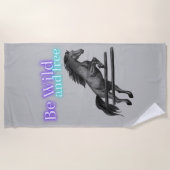 Wees Wilde en Gratis Paardenpompen Strandlaken (Voorkant)