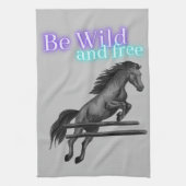 Wees Wilde en Gratis Paardenpompen Theedoek (Verticaal)