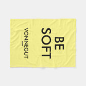 "Wees zacht" Kurt Vonnegut Quote Fleece Blanket (Voorkant (Horizontaal))