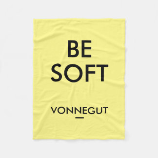 "Wees zacht" Kurt Vonnegut Quote Fleece Blanket Deken