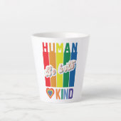 Wees zowel menselijk als vriendelijk - regenboogg latte mok (Voorkant)