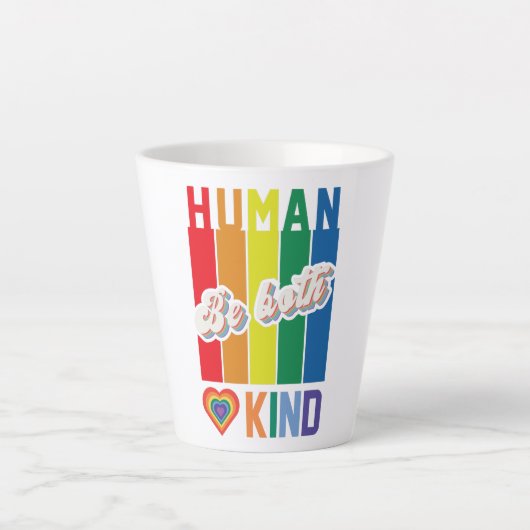 Wees zowel menselijk als vriendelijk - regenboogg latte mok (Voorkant)