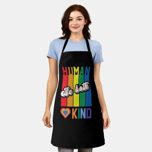 Wees zowel menselijk als vriendelijk - regenboogg schort (Gedragen)