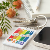 Wees zowel menselijk als vriendelijk -  regenboogg sleutelhanger (Voorkant Rechts)