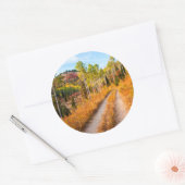 Weg door herfstkleuren ronde sticker (Envelop)
