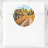 Weg door herfstkleuren ronde sticker (Tas)