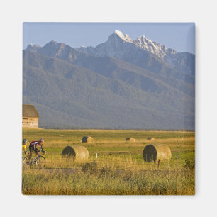 Weg fietsers rennen naar de achterkant van het lan magneet