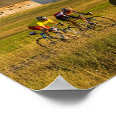 Weg fietsers rennen naar de achterkant van het lan poster (Hoek)