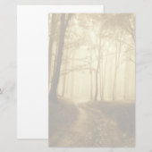 Weg in een donker bos met mist briefpapier (Voorkant / Achterkant)