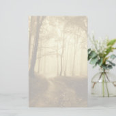 Weg in een donker bos met mist briefpapier (Staand voorkant)