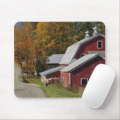 weg langs klassieke plattelandsschuur/boerderij in muismat (Met muis)