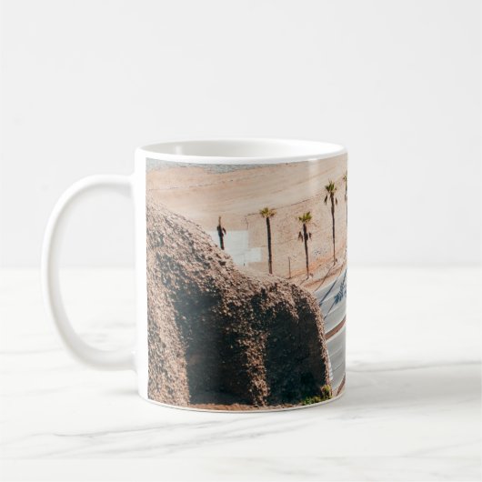 Weg nabij de kust koffiemok (Links)