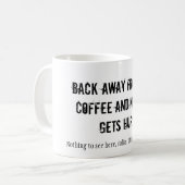 WEG VAN DE KOFFIE EN NIEMAND RAAKT GEWOND. KOFFIEMOK (Voorkant links)