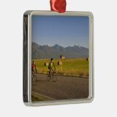 Wegfietsers rijden op een achterlandweg metalen ornament (Rechts)