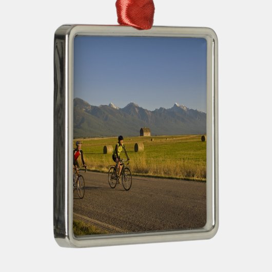 Wegfietsers rijden op een achterlandweg metalen ornament (Rechts)