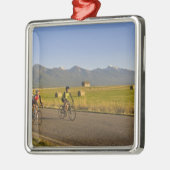 Wegfietsers rijden op een achterlandweg metalen ornament (Links)