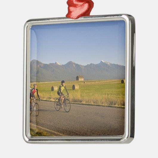 Wegfietsers rijden op een achterlandweg metalen ornament (Links)